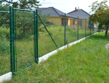 Montáž čtyřhranného pletiva a podhrabových desek – Líšťany Montáž čtyřhranného pletiva a podhrabových desek – Líšťany